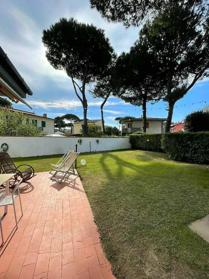Vila Casa Gladioli Con Ampio Giardino Tirrenia 0*,